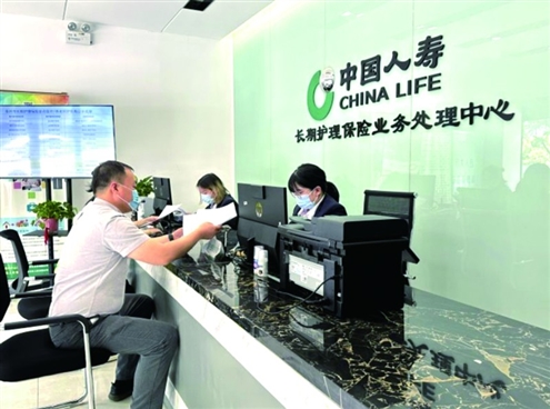 中国人寿工作人员为客户提供核保服务